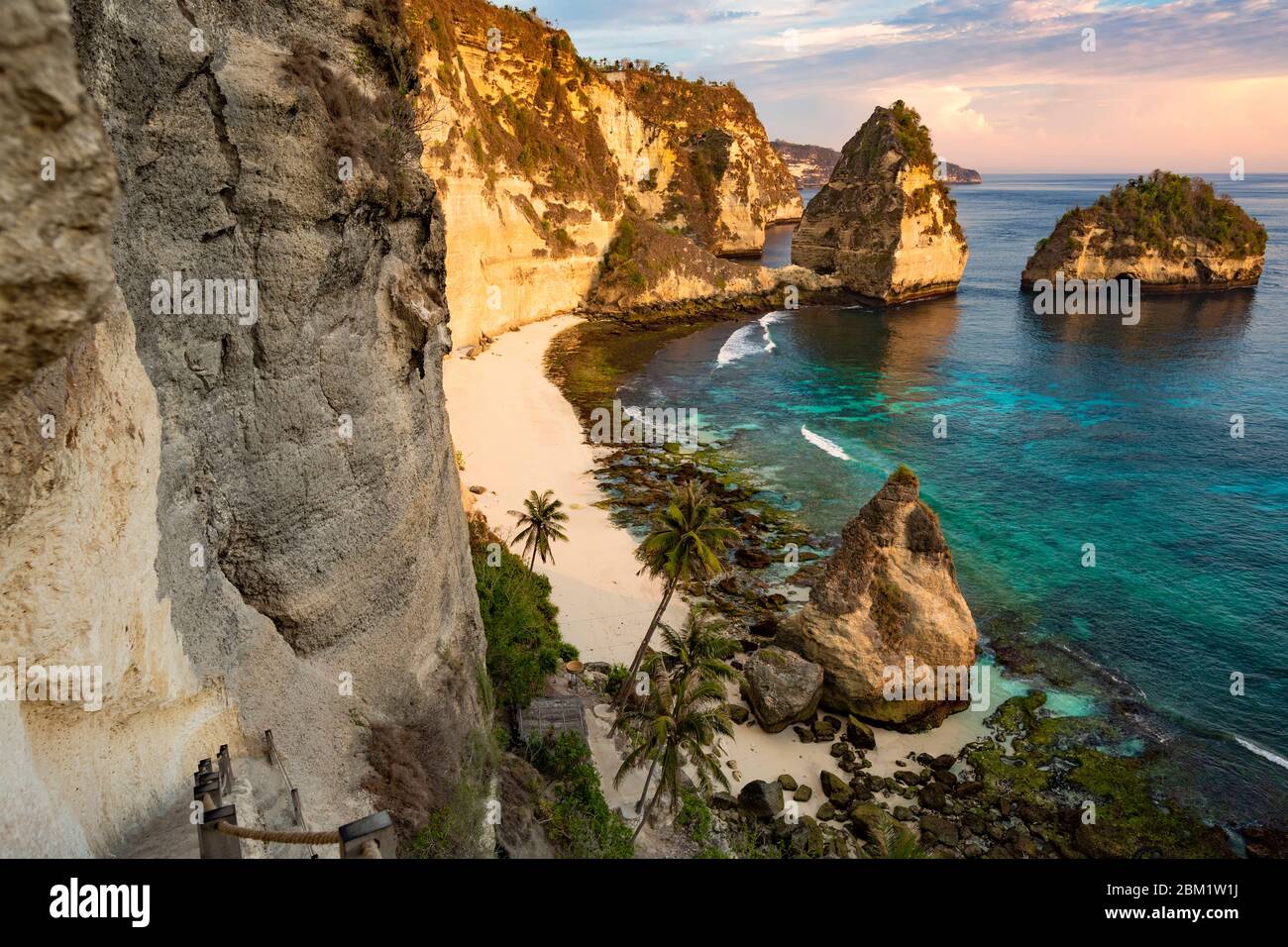 Atemberaubende Aussicht auf die Diamond Beach gebadet vom türkisfarbenen Meer bei einem wunderschönen Sonnenaufgang. Stockfoto