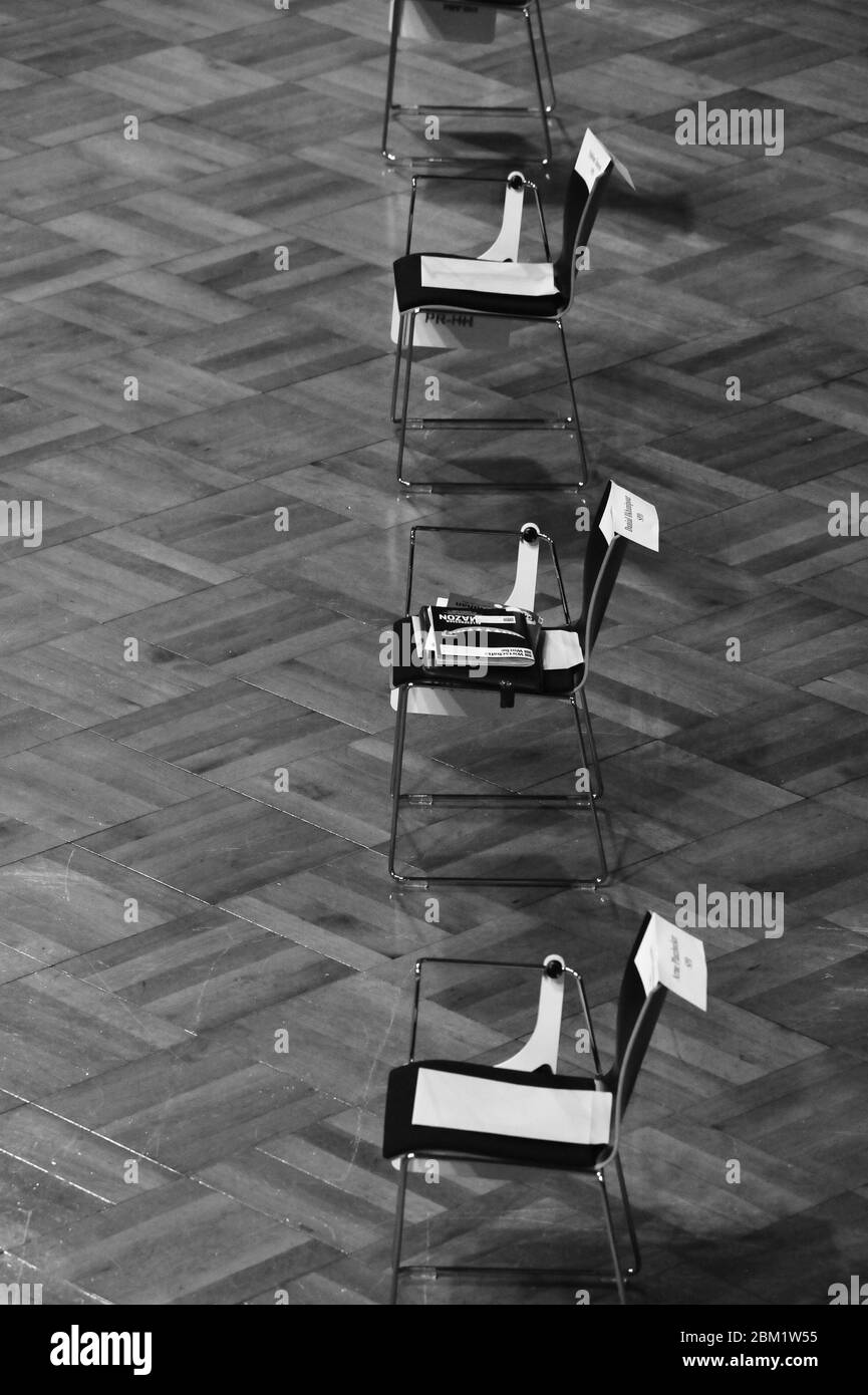 Soziale Distanzierung: Hamburger Bürgerschaft Plenarsitzung um 06 Uhr. Mai 2020 im Rathaus. Stockfoto