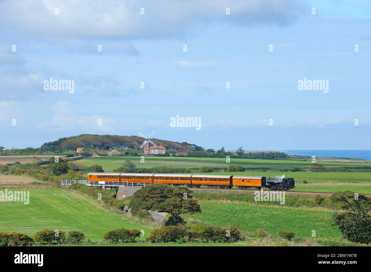 Dampfeisenbahn, Tender 'Black Prince' North Norfolk Railway, Poppy Line, zeigt Weybourne Windmühle, UK, September Stockfoto