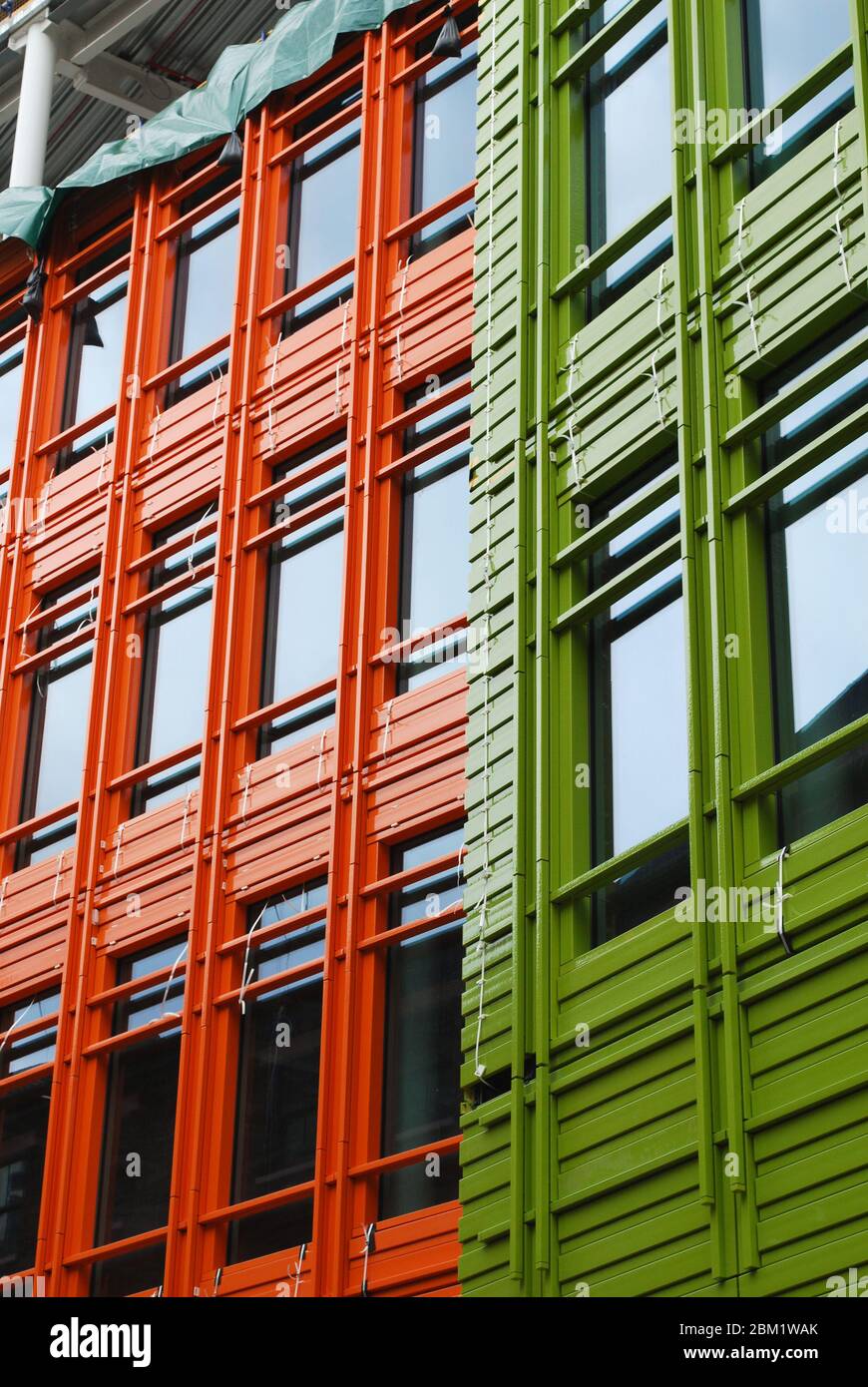 Moderne Architektur Farbe bunt verspielt hell lebendig glasierte Verkleidung Central Saint Giles, 1–13 St Giles High Street, London WC2H 8AB Renzo Piano Stockfoto