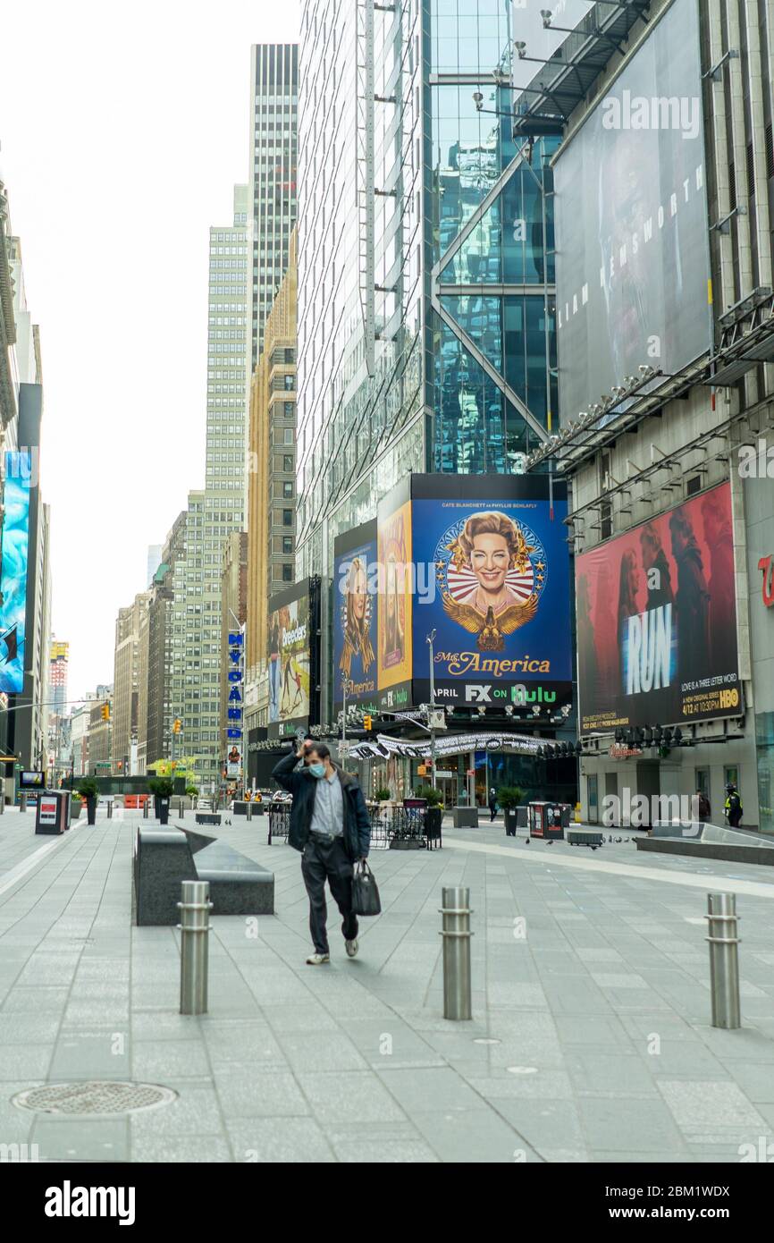 Leere Times Square Plakatwände in Midtown während Coronavirus COVID-19 Pandemische Menschen mit Masken Stockfoto