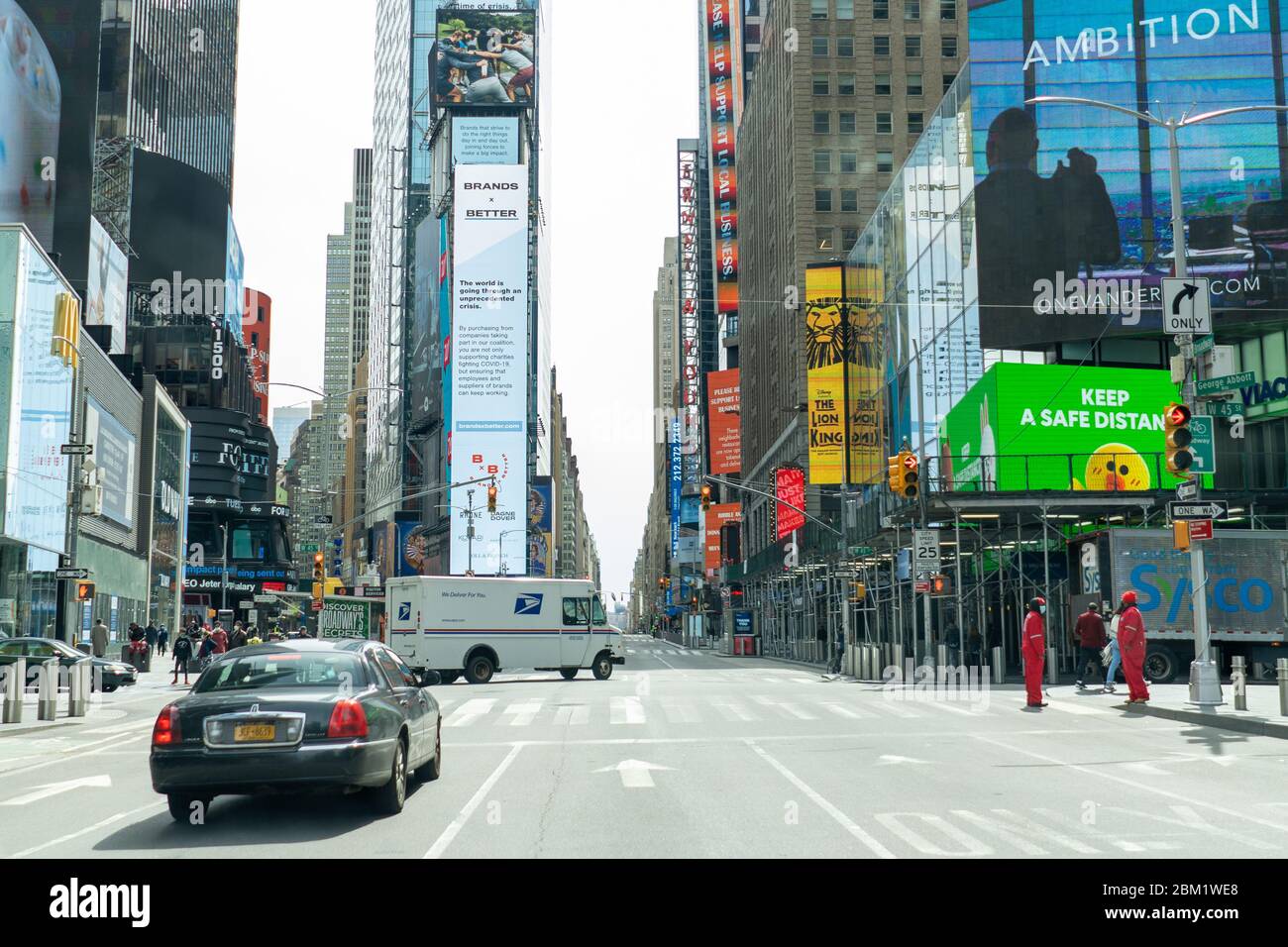 Leere Times Square Plakatwände in Midtown während Coronavirus COVID-19 Pandemische Menschen mit Masken Stockfoto