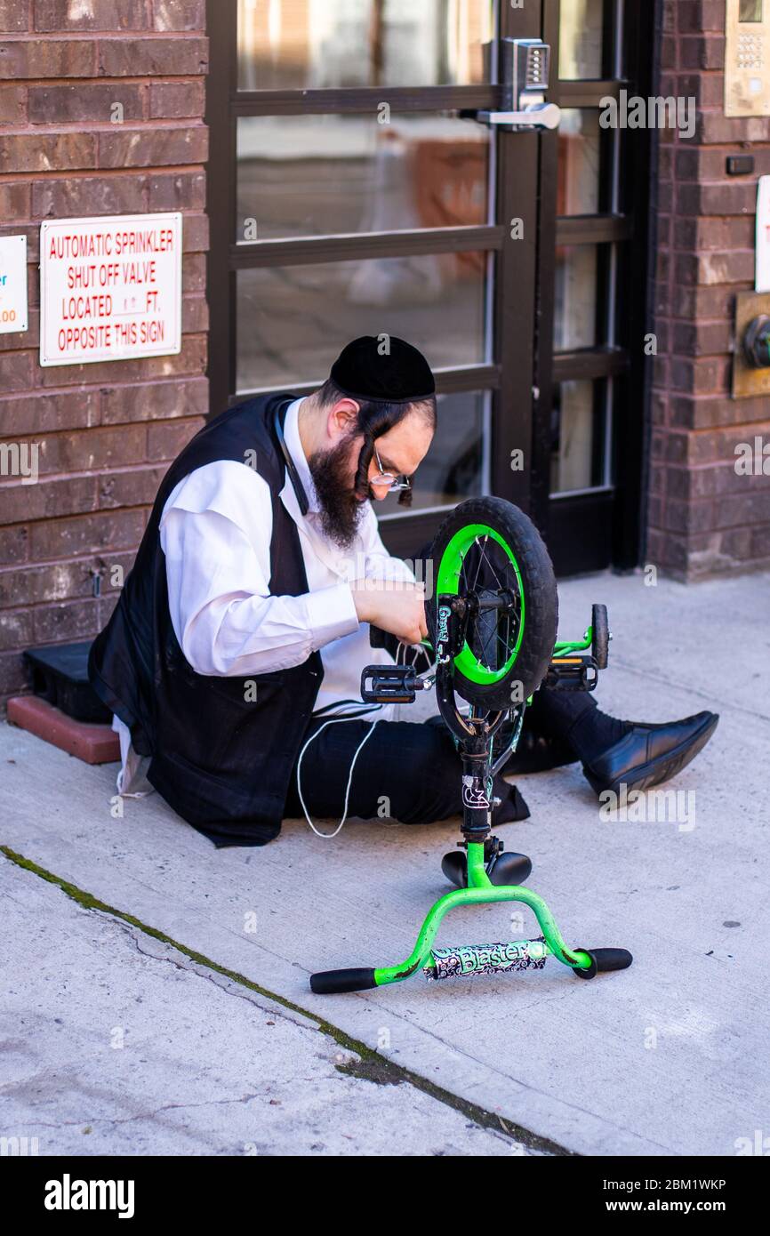 New York, USA - 3. Mai 2020: Chassidische Juden-Gemeinschaft und Kinder in Williamsburg gehen in Gruppen während der COVID-19-Pandemie Stockfoto