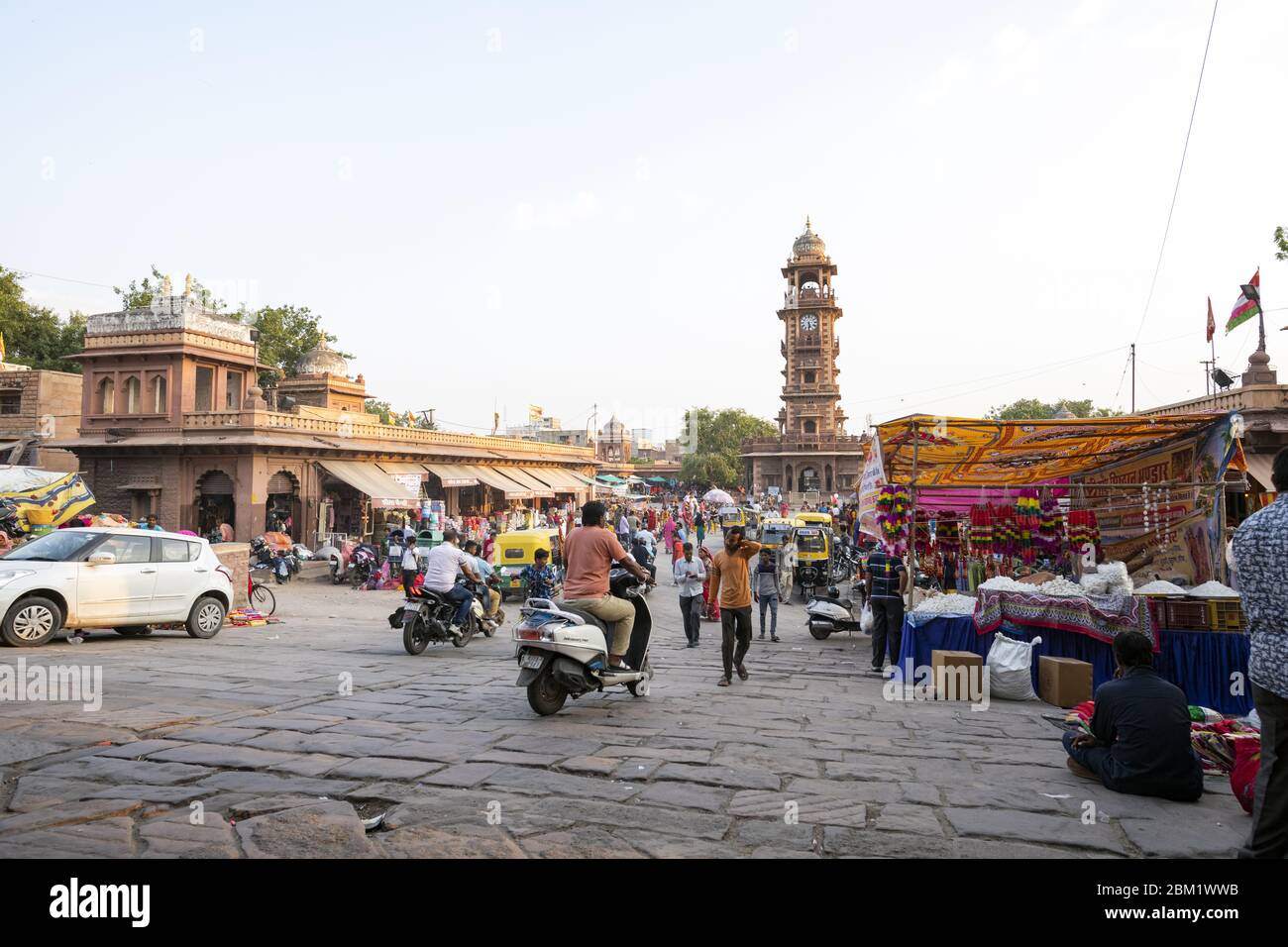 Das tägliche Leben im Sadar-Markt mit dem Ghanta Ghar Uhrturm in der Ferne. Stockfoto
