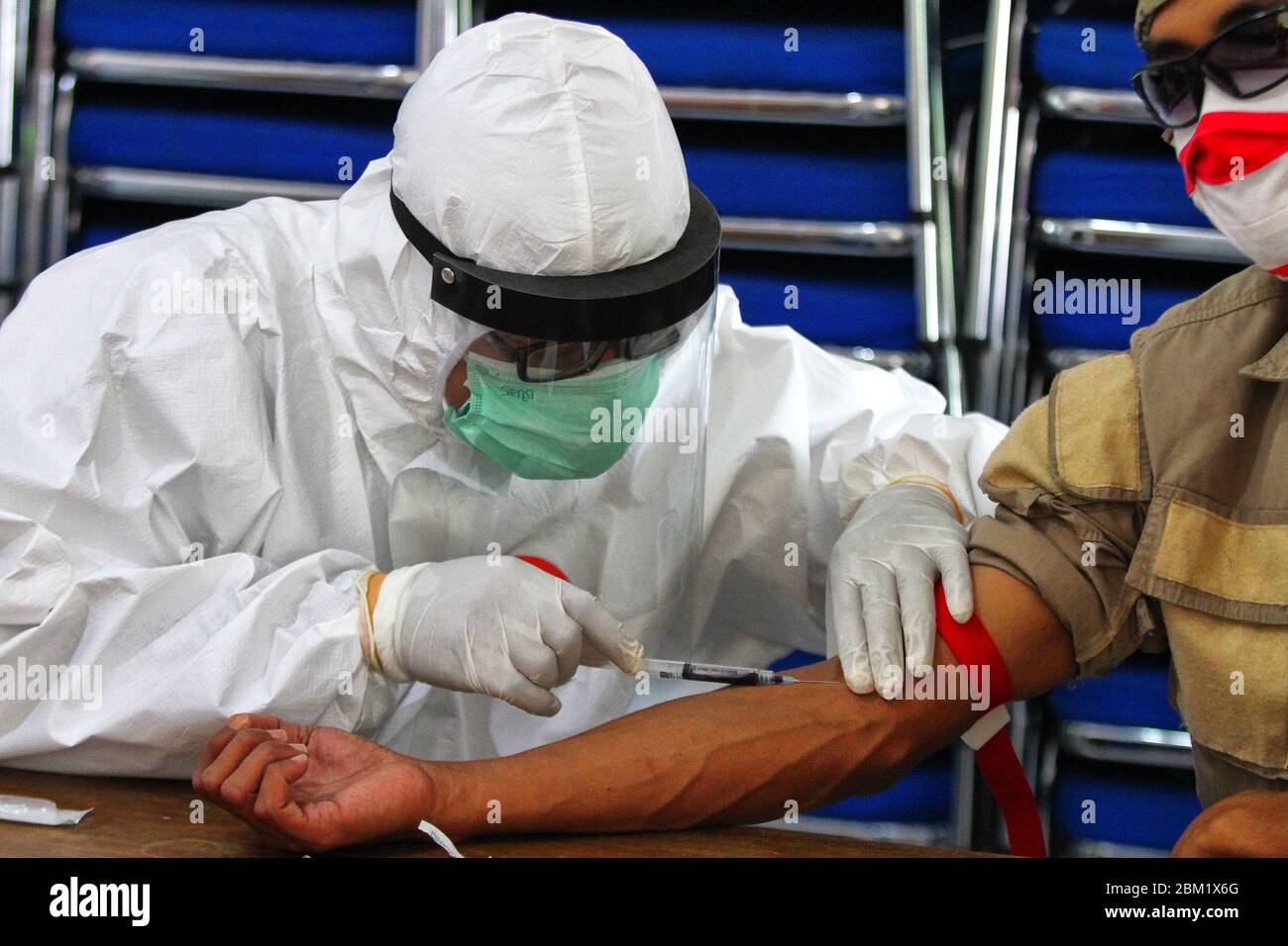 Yogyakarta, Indonesien. Mai 2020. Ein Gesundheitsarbeiter nimmt während des COVID-19 Coronavirus Schnelltests für Mitglieder der Yogyakarta Regional Disaster Management Agency (BPBD) in Yogyakarta am Mittwoch, 6. Mai 2020, eine Blutprobe eines Patienten. Die Zahl der bestätigten COVID-19-Fälle in Indonesien am Mittwoch auf insgesamt 12.438 Fälle von Infektionen. (Foto: Devi Rahman/INA Photo Agency/Sipa USA) Quelle: SIPA USA/Alamy Live News Stockfoto