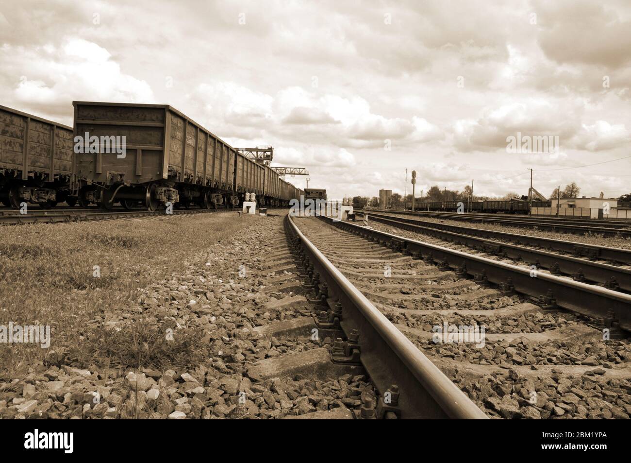 Eisenbahnwaggons an der Endhaltestelle. Schienengüterverkehr. Stockfoto