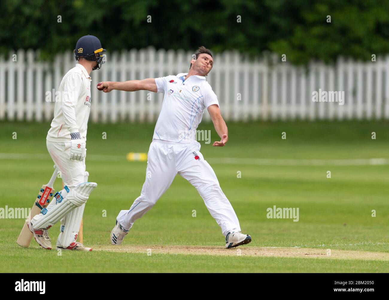 Derbyshire Dustin Melton Bowling für eine 2. XI in einem 3-Tage-Championship-Spiel gegen Lancashire im Belper Meadows Cricket Club 19 Juni 2019 Stockfoto