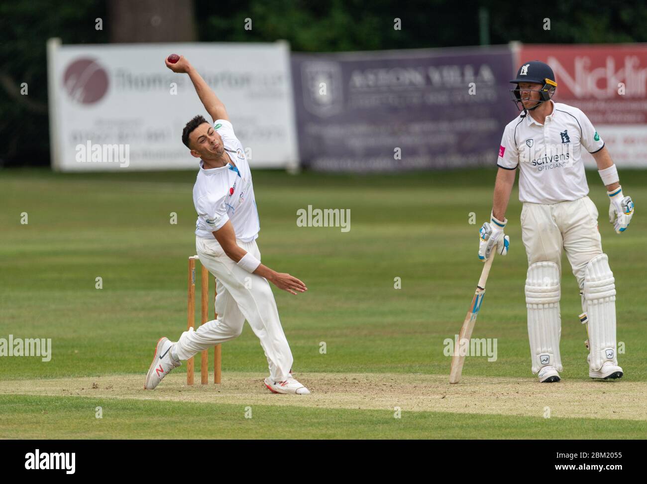 William Pereira Bowling für Derbyshire 2. XI in einem 3-Tage-Championship-Spiel gegen Warwickshire im Barnt Green Cricket Club 8 Juli 2019 Stockfoto