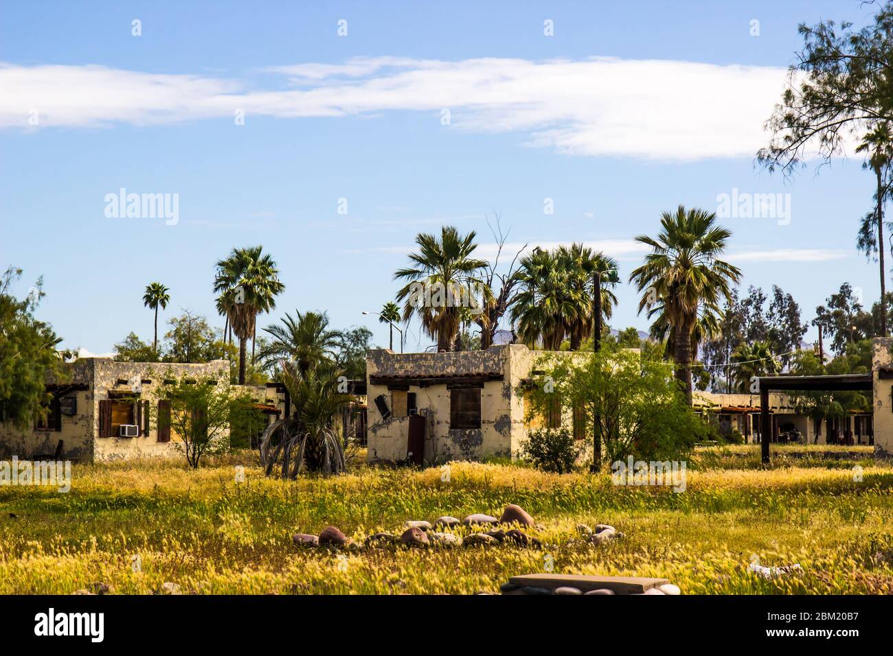 Alte Verlassene Wohneinheiten Mit Vernagelten Fenstern Stockfoto