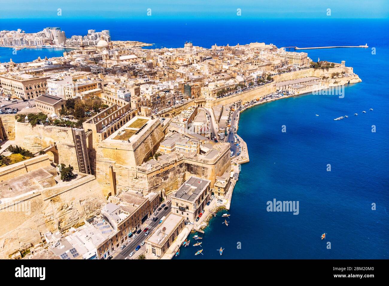 Valletta Hauptstadt Malta. Panoramahafen und blaues Meer. Luftansicht von oben Stockfoto