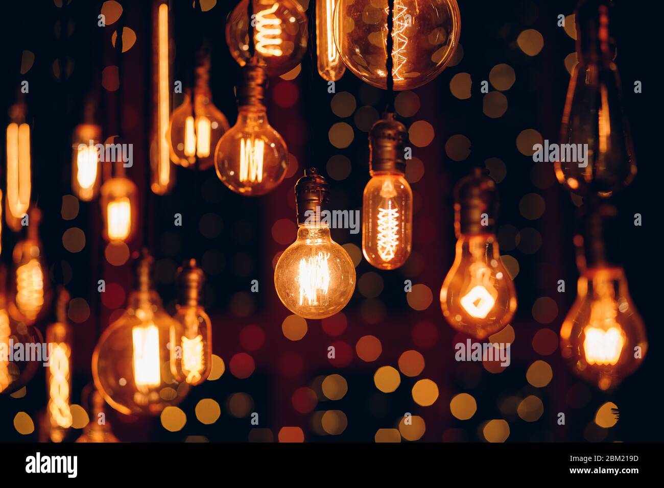 Satz einer Vintage-Glühbirne auf orangem Hintergrund, Weichzeichner.  Glühende Edison-Glühbirne - ein lizenzfreies Stock Foto von Photocase