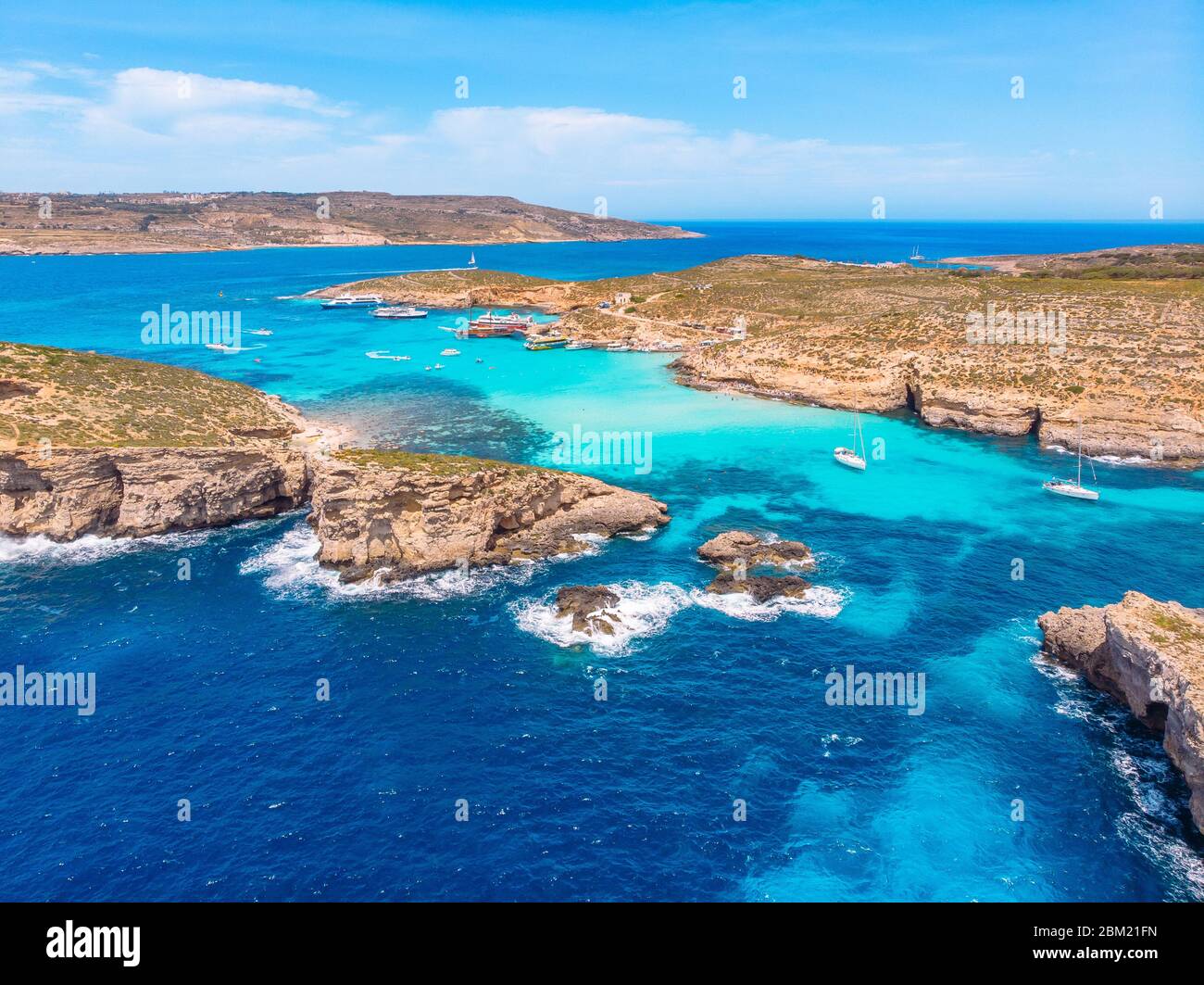Panorama des Blue Lagoon Comino Malta. Cote Azur, türkis klares Wasser mit weißem Sand. Luftansicht Stockfoto