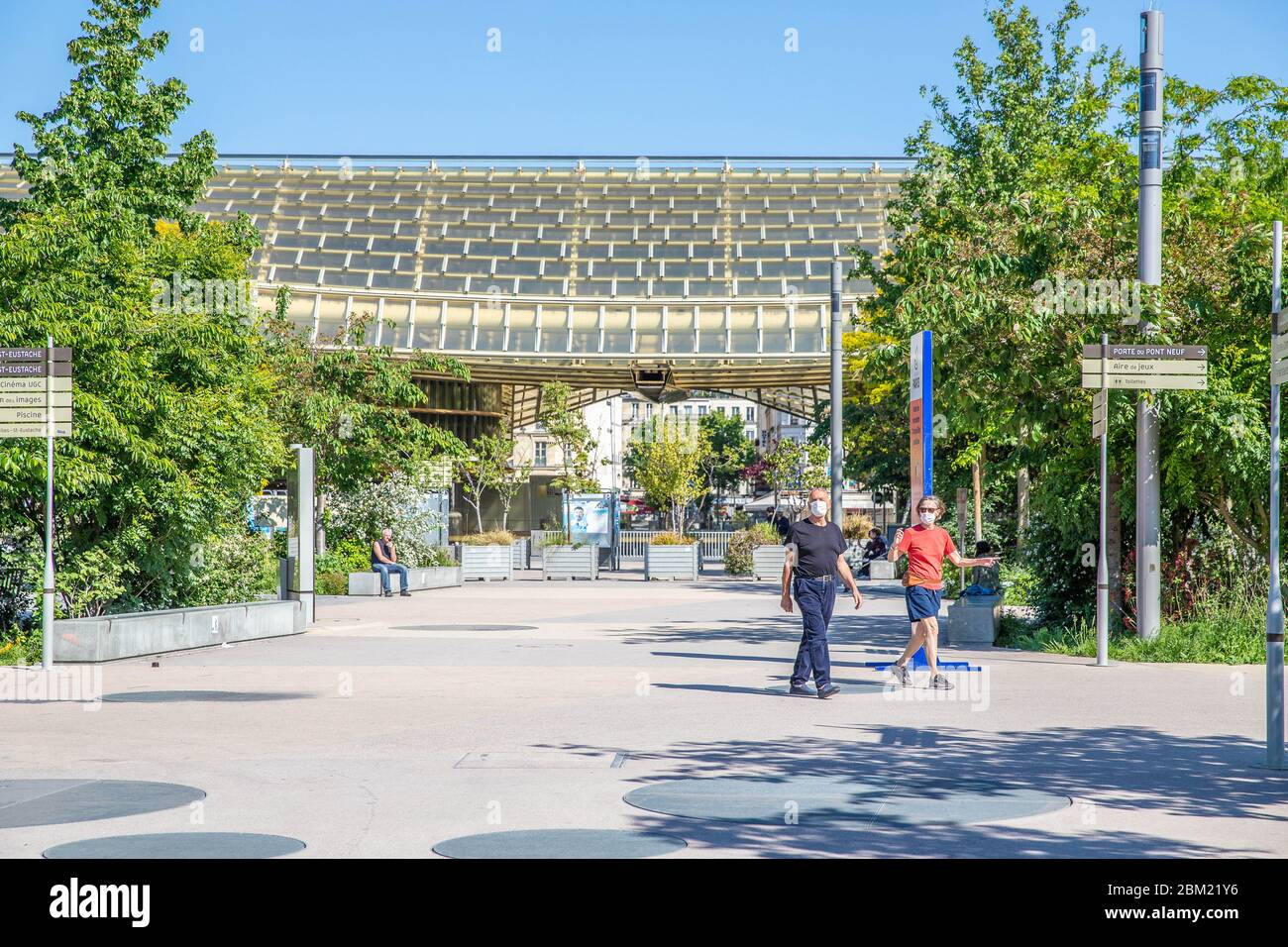 Maskierter pariser, der während der Schleuse Coronavirus covid-19 einen Garten vor dem Forum des halles in Paris genießt Stockfoto