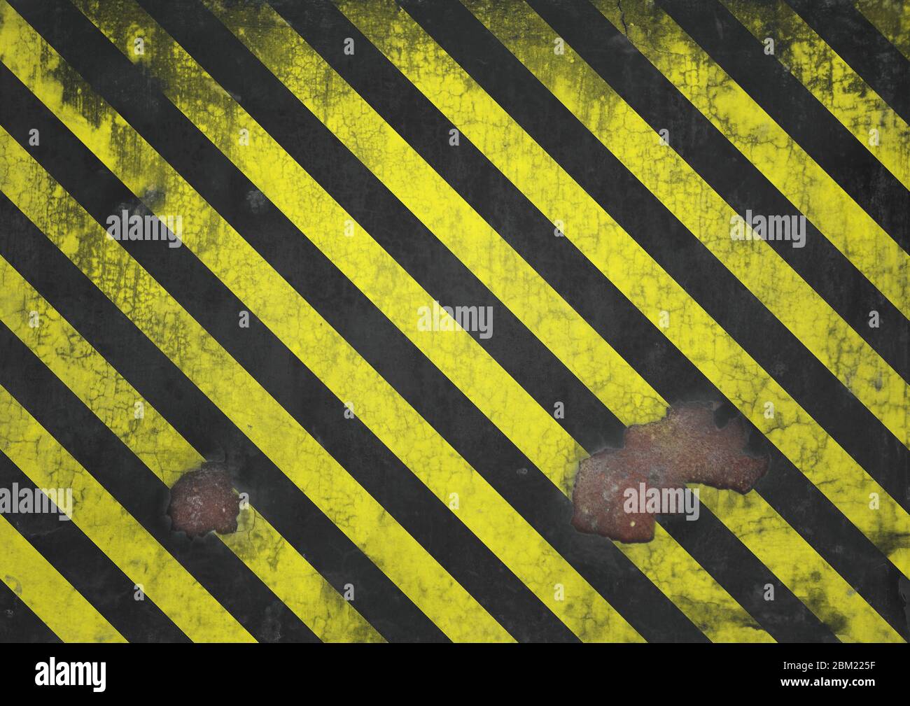 Ein verstörtes, korrodiertes und rostig verrostetes Warnschild mit schwarzem und gelbem Metalleffekt und einem Kopierbereich für die Gestaltung Stockfoto