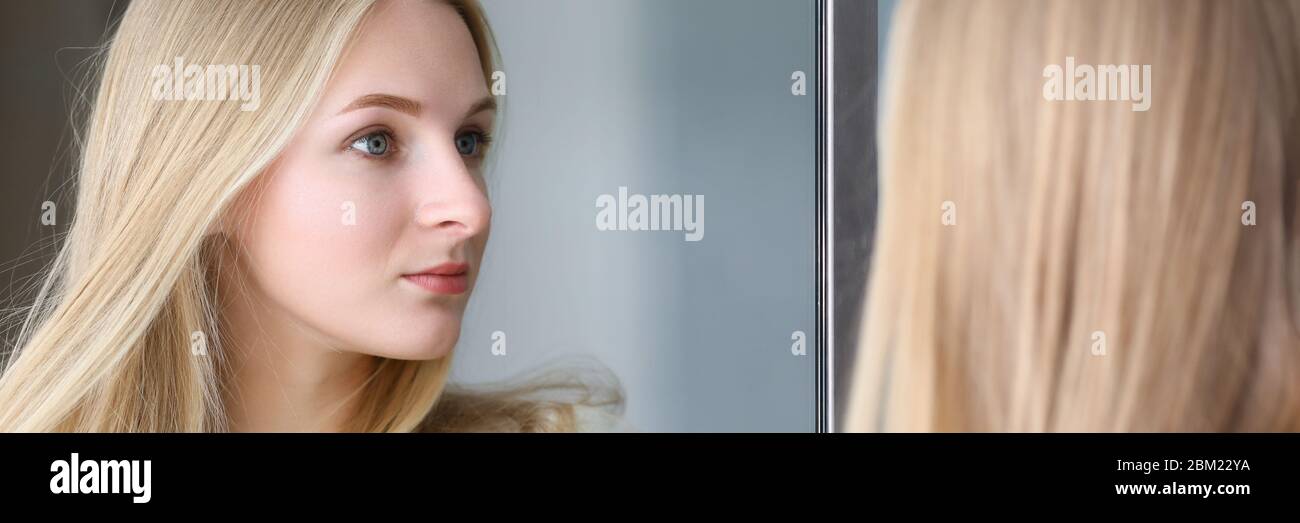 Charmante Dame und Reflexion Stockfoto