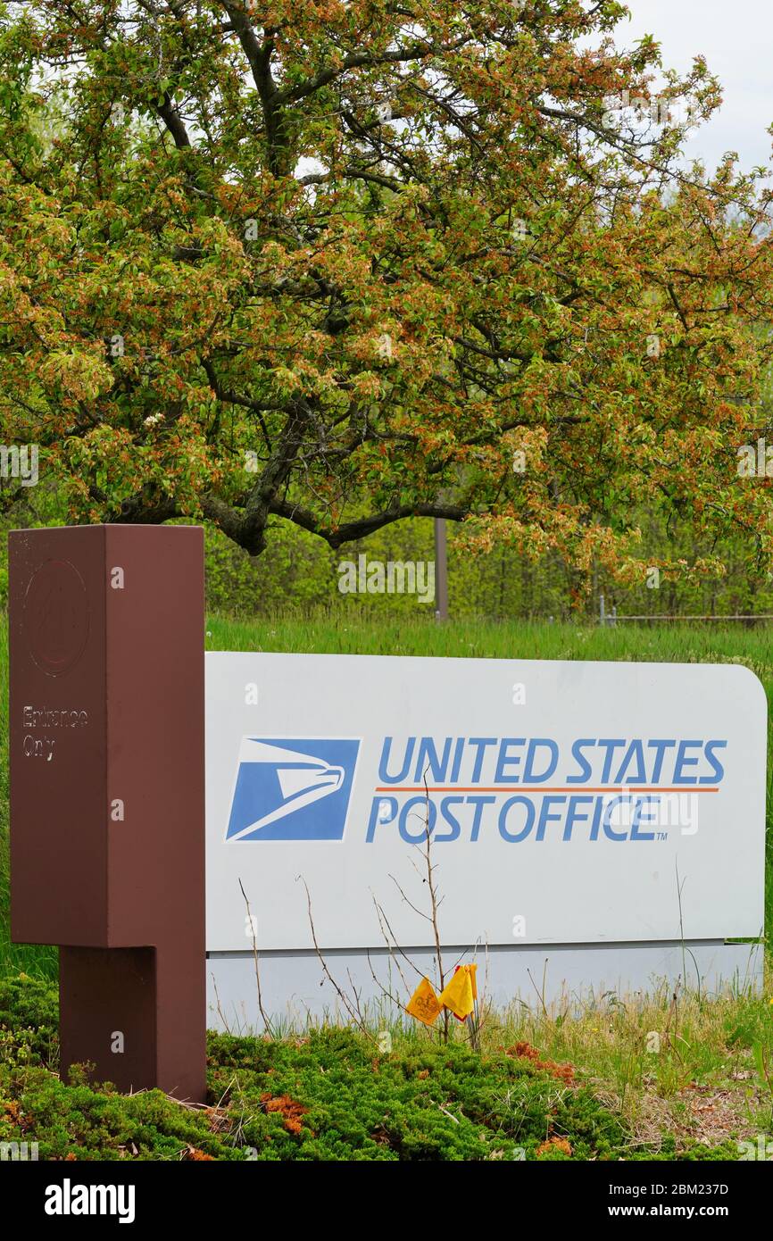 WEST WINDSOR, NJ -3 MAI 2020- Zeichen für den Eingang zum United States Postal Service (USPS) in der Carnegie Center Postamt in New Jersey, USA. Stockfoto