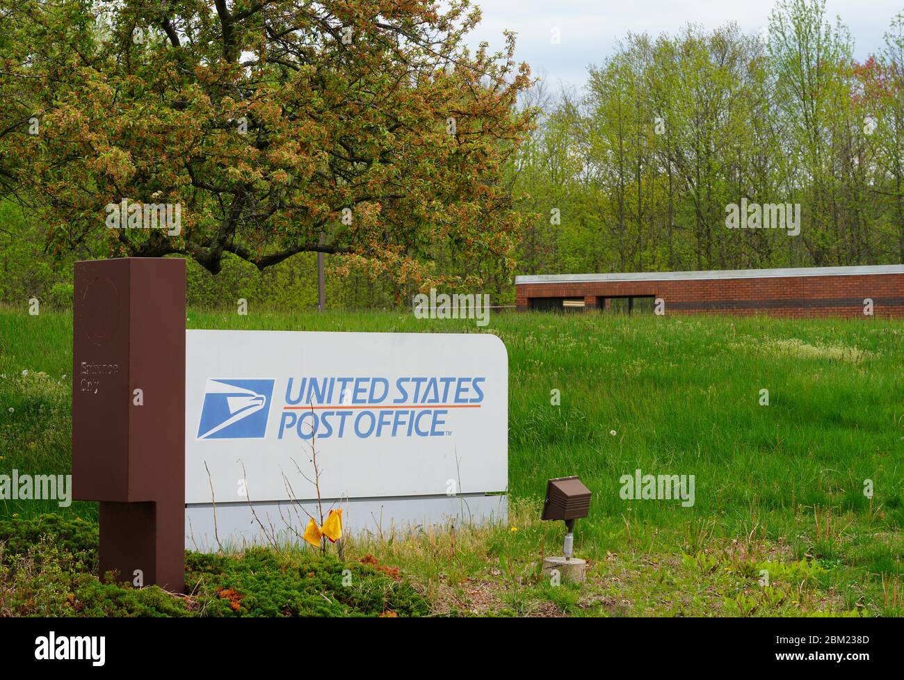 WEST WINDSOR, NJ -3 MAI 2020- Zeichen für den Eingang zum United States Postal Service (USPS) in der Carnegie Center Postamt in New Jersey, USA. Stockfoto