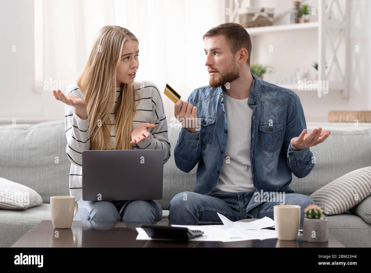 Besorgte Mann und Frau, die aufgeregt schauen, können nicht online einkaufen Stockfoto