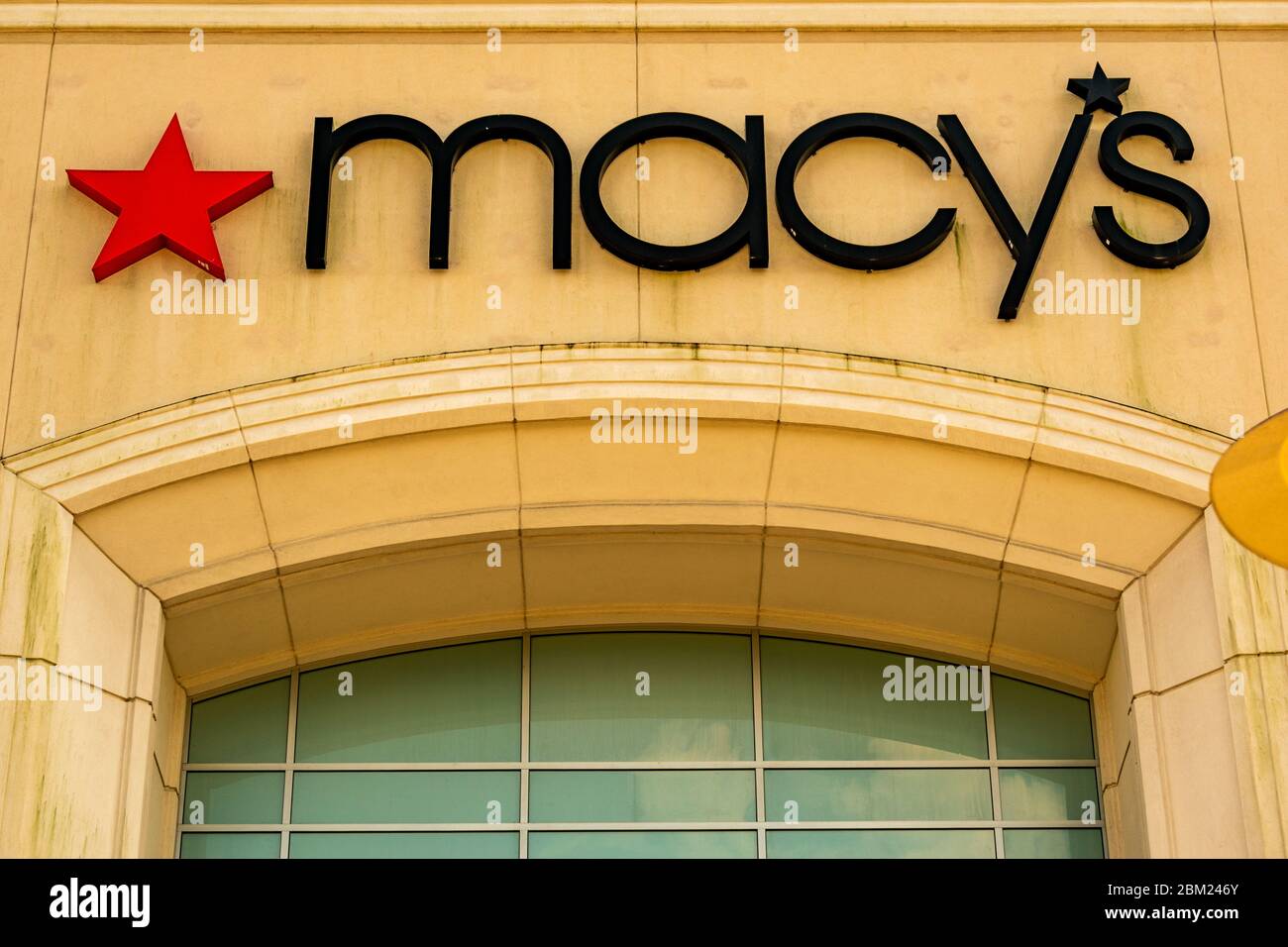 Charlotte, NC/USA - 7. Juli 2019: Horizontale mittlere Nahaufnahme der Marke 'Macy's' in schwarz-rotem Stern-Logo auf der Fassade des Geschäfts mit gewölbtem Fenster. Stockfoto