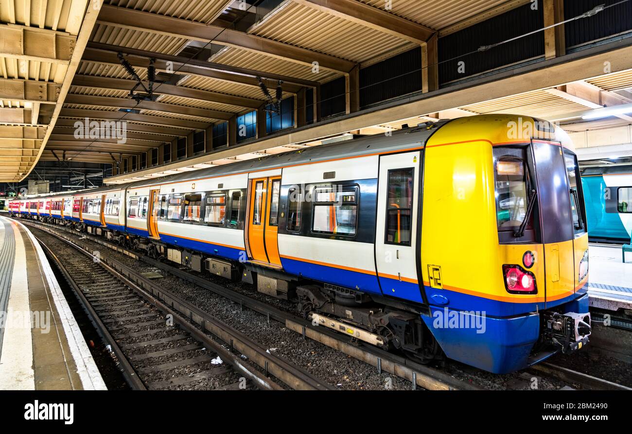 Pendlerzug am Bahnhof London Euston Stockfoto