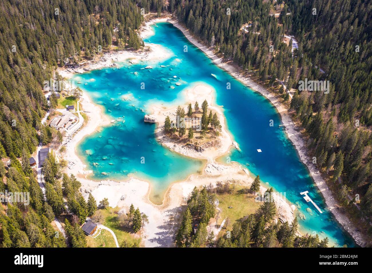 Atemberaubende Luftaufnahme des Caumasees bei Flims im Kanton Graubünden in der Schweiz Stockfoto