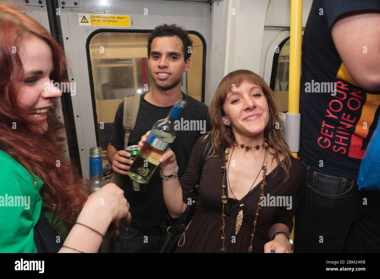Letzte Bestellungen auf der Tube Party/Demo, die über das Internet organisiert wurde, um den letzten Tag zu markieren, an dem man Alkohol mit öffentlichen Verkehrsmitteln in London trinken kann. Stockfoto
