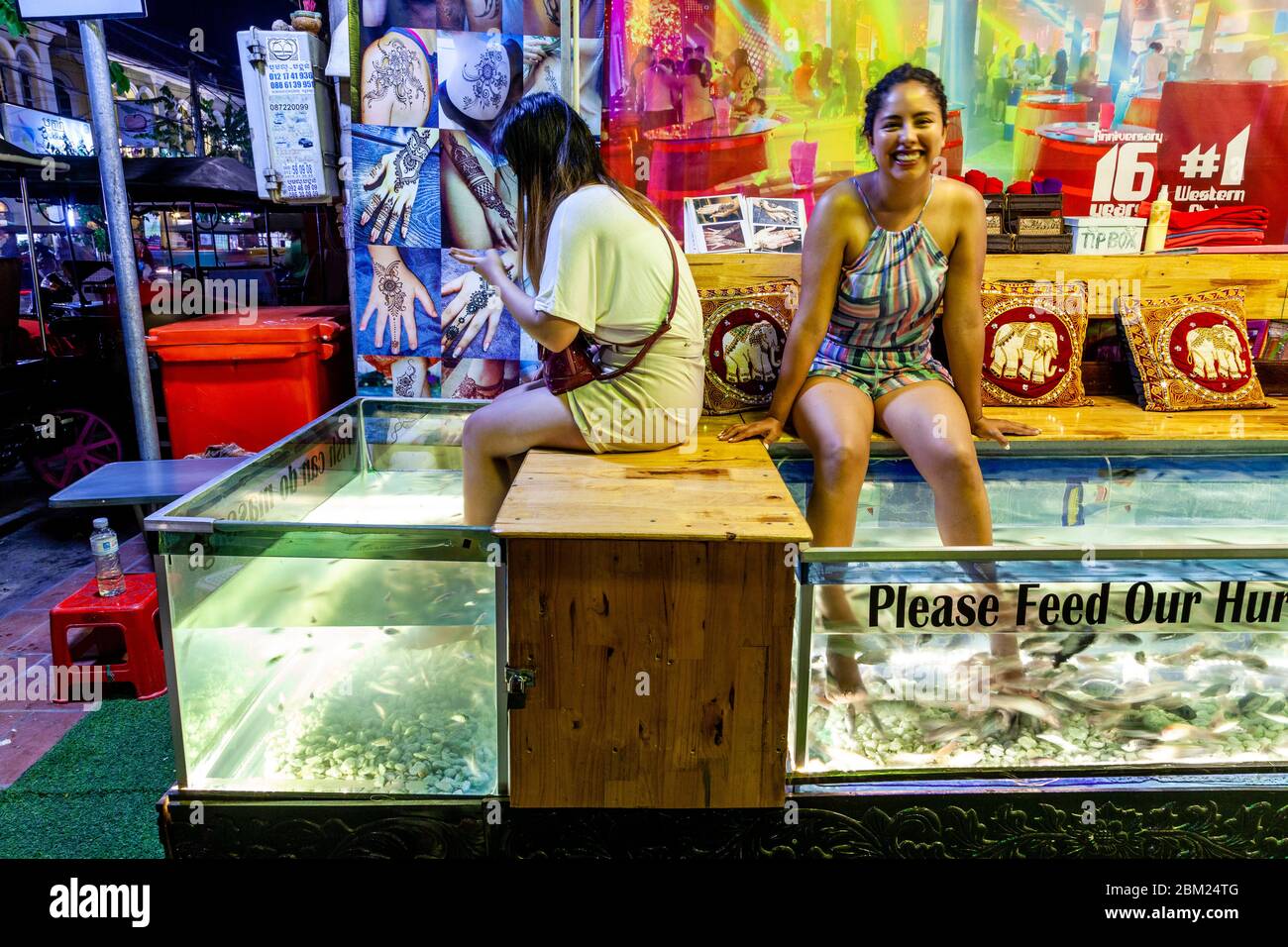 Ein lächelnder Tourist mit EINEM Fisch Pediküre, Pub Street, Siem Reap, Kambodscha. Stockfoto