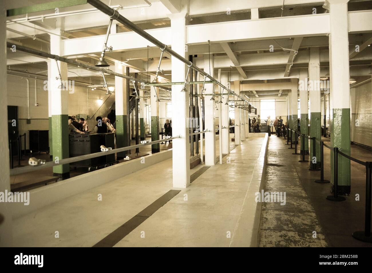 Duschen in Alcatraz San Francisco USA Mens Joint-Wassersäulen-Stil  Kriminelle Gangster Gangster säubern Joint-Dusch-Leute Stockfotografie -  Alamy