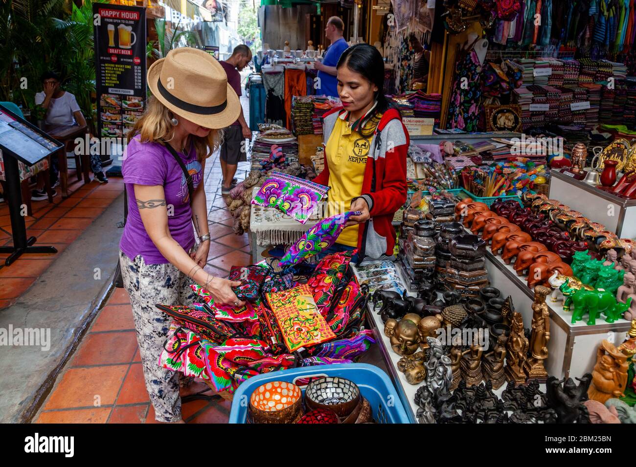 Eine weibliche Touristen/Besucherin, die Souvenirs im Alten Markt, Siem Reap, Kambodscha kauft. Stockfoto