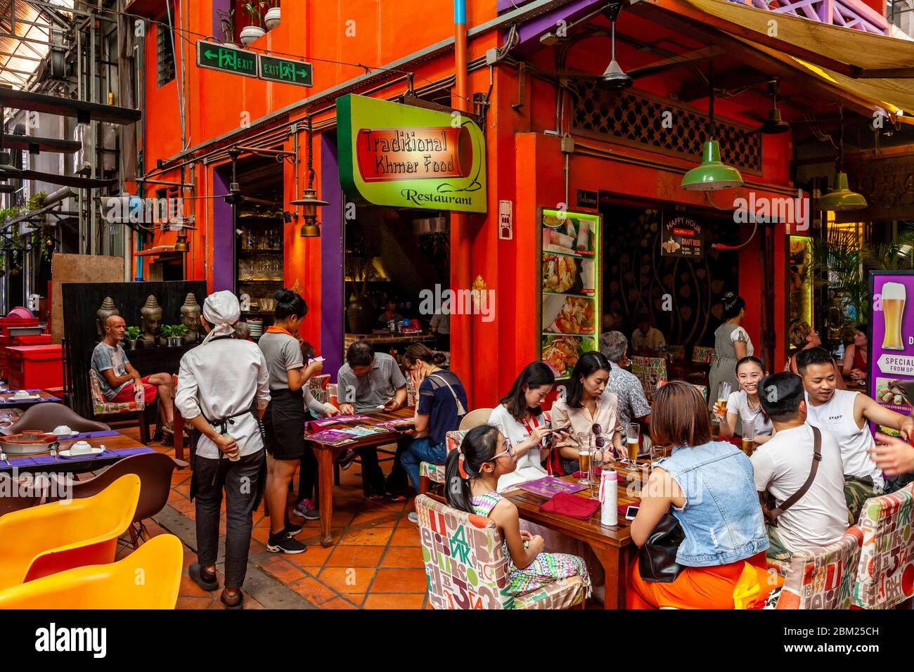 Touristen/Besucher essen Mittagessen in EINEM Restaurant in Siem Reap, Provinz Siem Reap, Kambodscha. Stockfoto