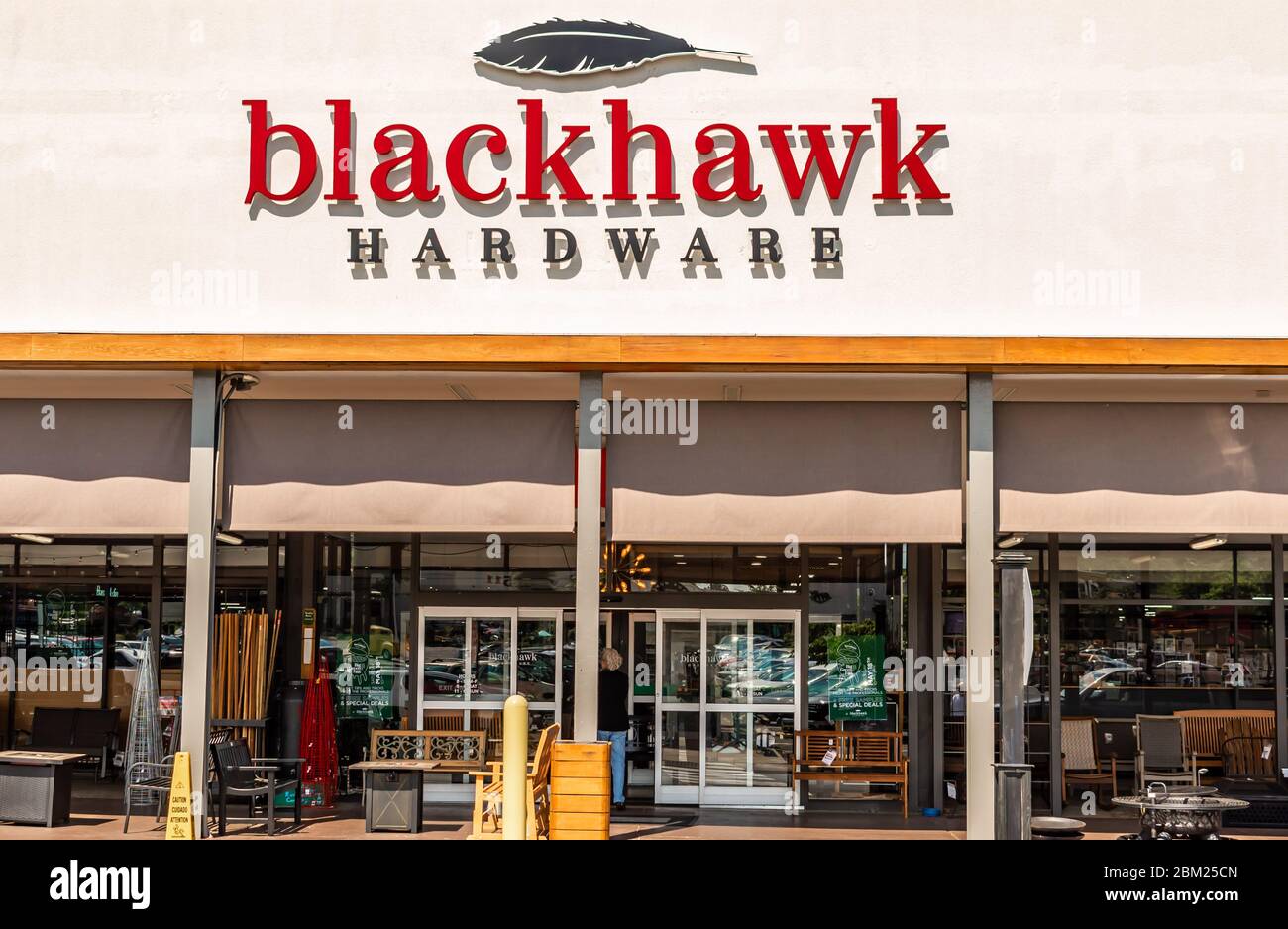 Charlotte, NC/USA - 8. Mai 2019: Mittlere horizontale Aufnahme der Marke/des Logos von 'Blackhawk Hardware', die an der Fassade dieses beliebten Einzelhandelswarenladens angebracht ist. Stockfoto