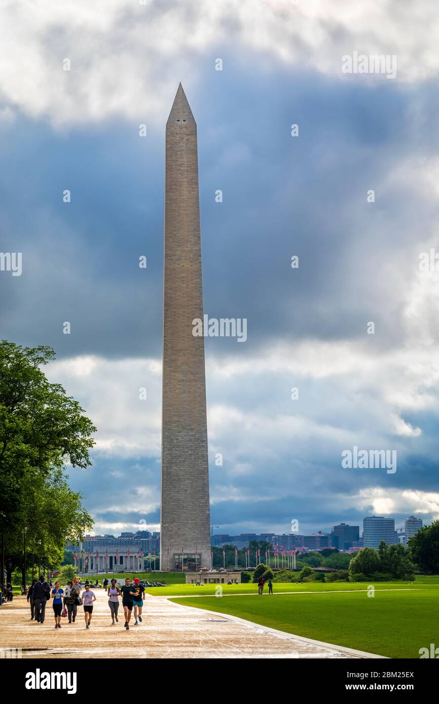 Läufer auf der Mall mit dem Washington Memorial im Hintergrund, Washington, DC, USA. Stockfoto