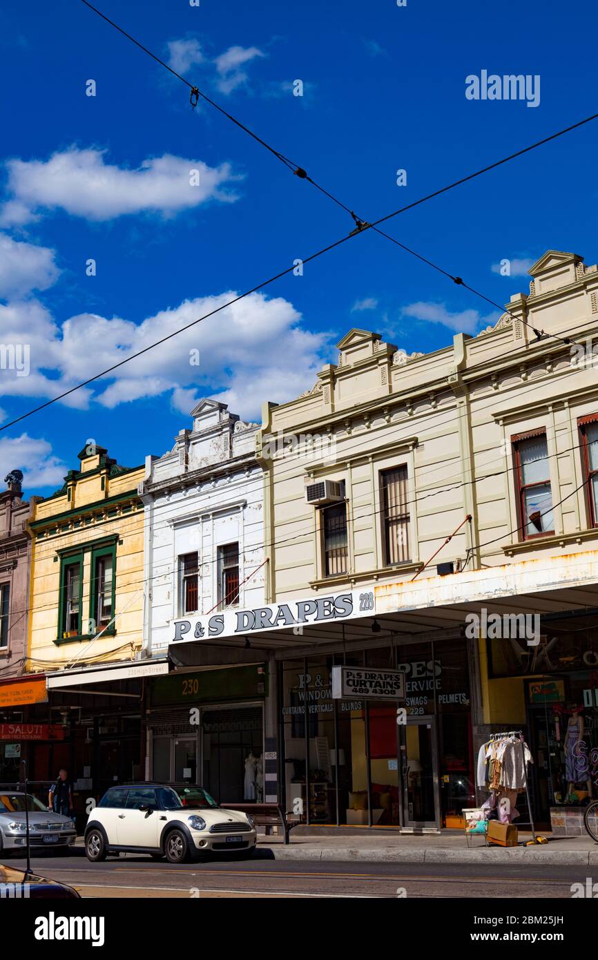 Haus und Geschäfte in Hight Street, Northcote, Melbourne, Victoria, Australien Stockfoto