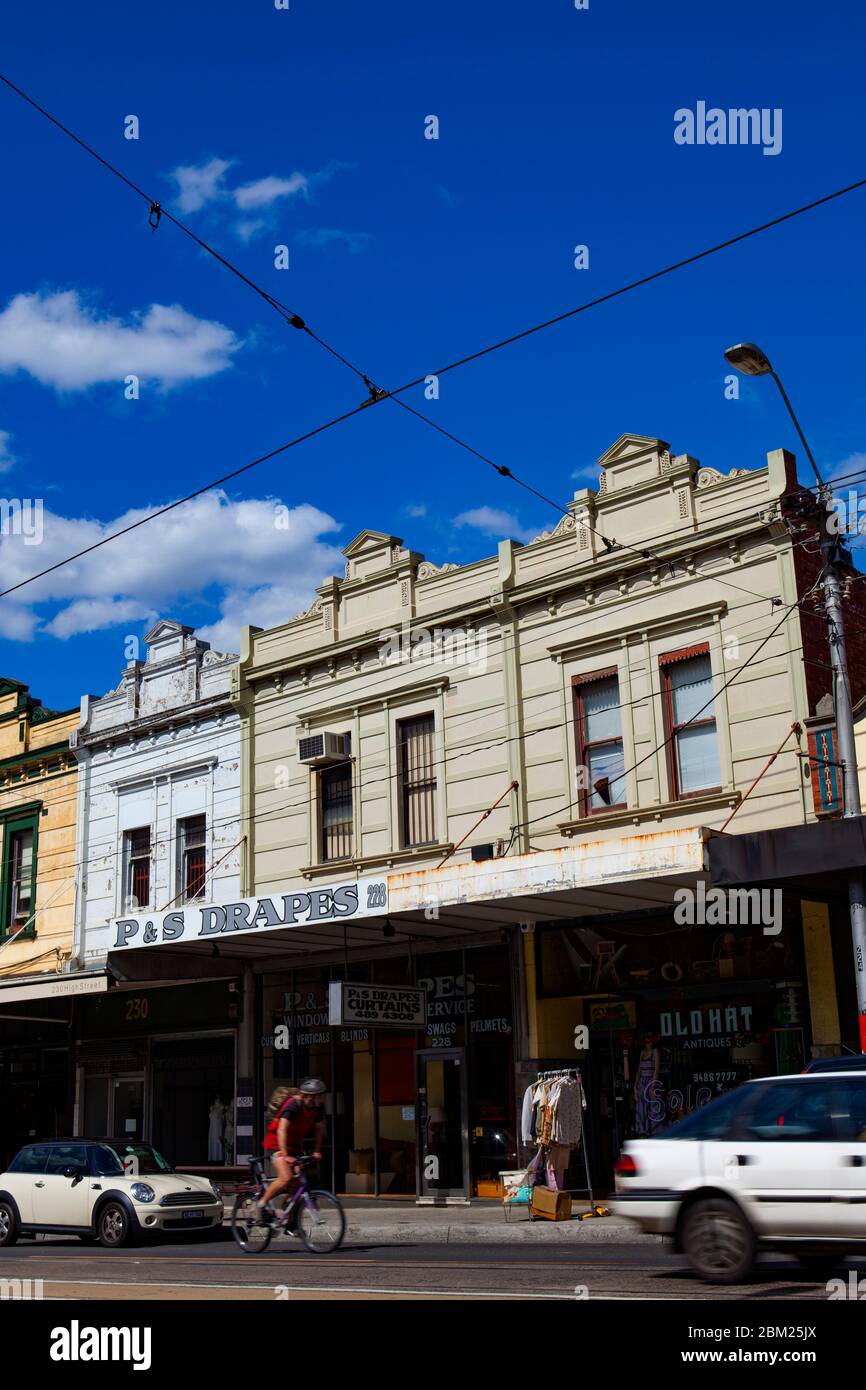 Haus und Geschäfte in Hight Street, Northcote, Melbourne, Victoria, Australien Stockfoto