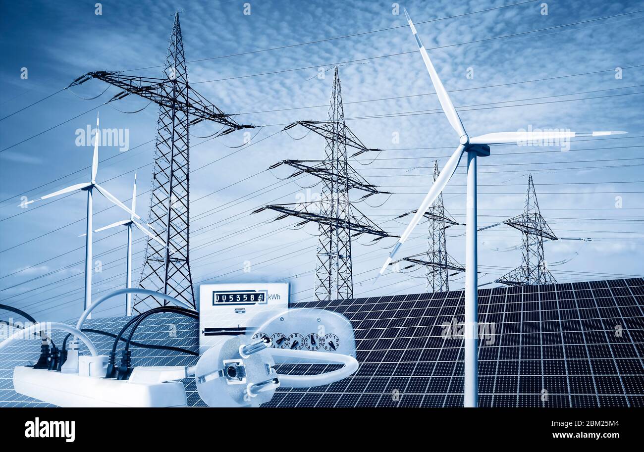 Strommasten mit Sonnenkollektoren, Windturbinen, Stromzählern, Steckern und Steckdosen Stockfoto