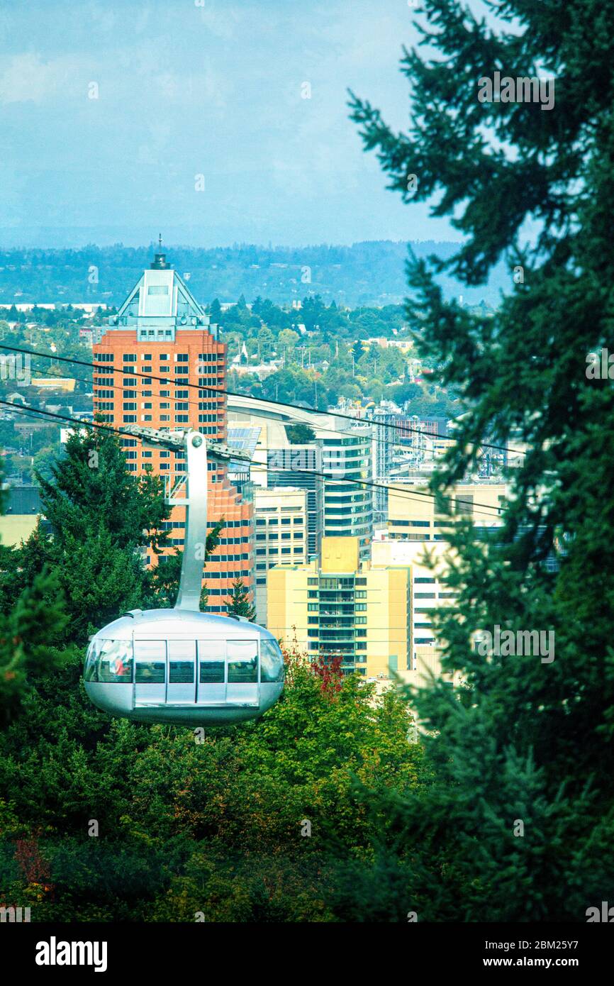 Die Aerial Tram mit der Innenstadt von Portland, Oregon, USA im Hintergrund. Stockfoto