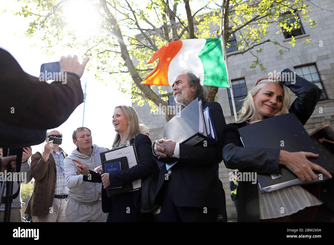 John Waters und Gemma O'Doherty sprechen vor dem High Court in Dublin mit Unterstützern, wo sie versuchen, verschiedene kürzlich verabschiedete Gesetze einzuführen, die aufgrund der Covid-19-Pandemie von einem Richter niedergeschlagen wurden. Stockfoto