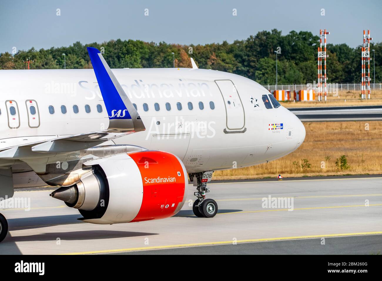 Frankfurt, Hessen/Deutschland - 29.08.2019: Airbus A320 (SE-ROB) von SAS auf der Asphaltbahn der Nordwestbahn des Frankfurter Flughafens Stockfoto