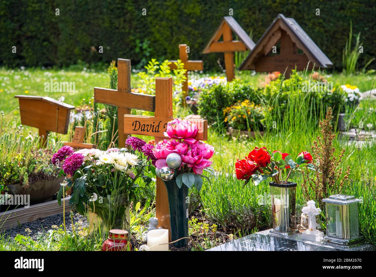 Gräber mit Holzkreuzen und Blumenschmuck auf dem alten Friedhof von Oberursel bei Frankfurt Stockfoto