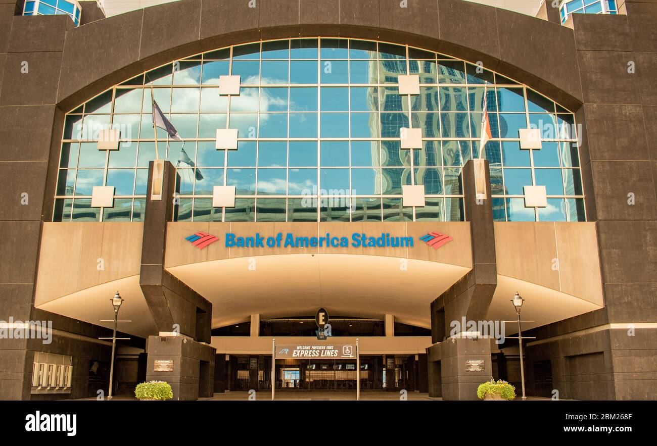 Charlotte, NC/USA - 14. Mai 2019: Haupteingang des 'Bank of America Stadium', Heimat der 'Carolina Panthers' American NFL Football Mannschaft. Stockfoto