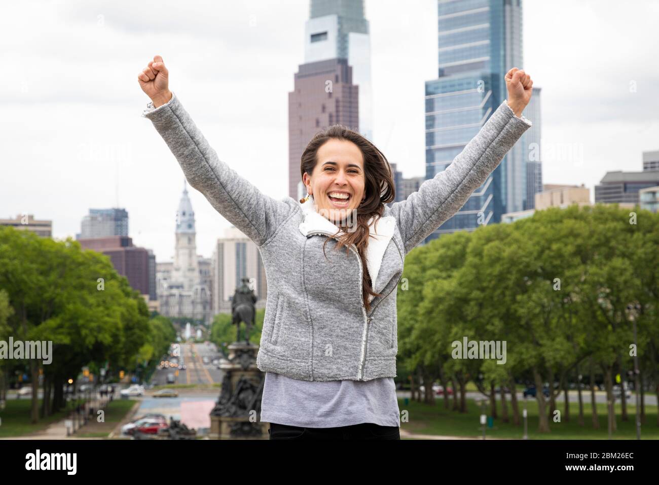 Feiern Sie das Thema Rocky (Gonna Fly Now) an der Spitze der ikonischen Stufen, die zum Philadelphia Museum of Art in Philadelphia, Penns, führen Stockfoto