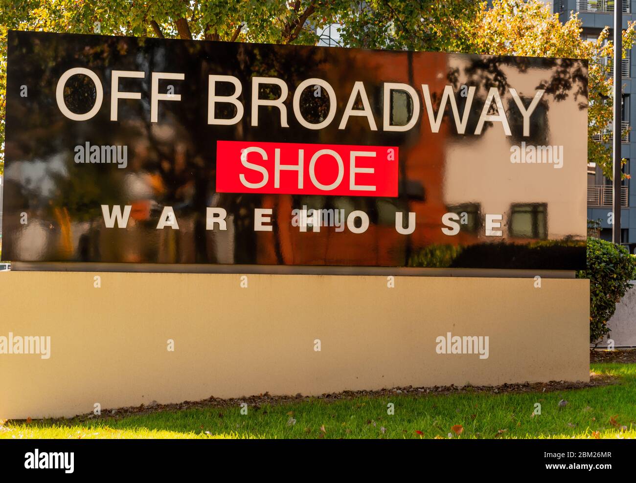 Charlotte, NC/USA - Novenber 9, 2019: Mittlere Außenaufnahme von rot, weiß und schwarz 'Off Broadway Shoe Warehouse' Schild mit Marke in weißen Buchstaben und Stockfoto