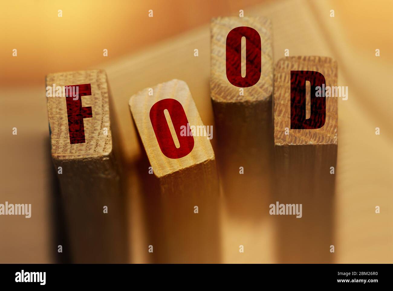 Essen die Worte auf Holzblöcken. Gesunde oder ungesunde Ernährung Konzept Stockfoto