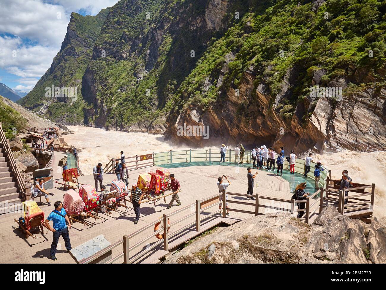 Jizha, China - 24. September 2017: Menschen am Aussichtspunkt der Tiger Leaping Gorge für raues Wasser. Es ist Teil der drei parallelen Flüsse von Yunnan schützen Stockfoto