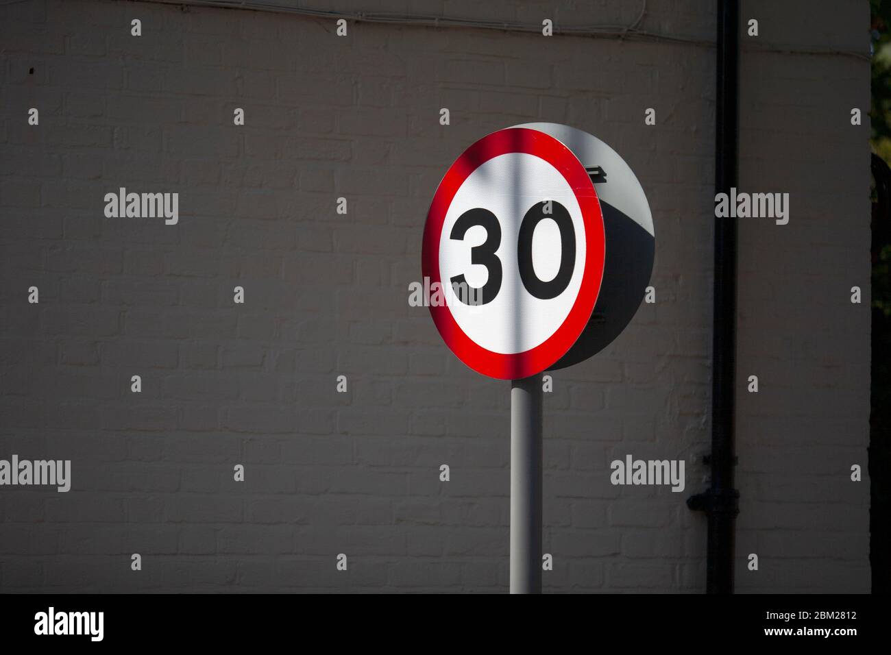 Kreisförmige Straßenschild mit einer Geschwindigkeit von 30 km/h. Balham, London, Großbritannien Stockfoto