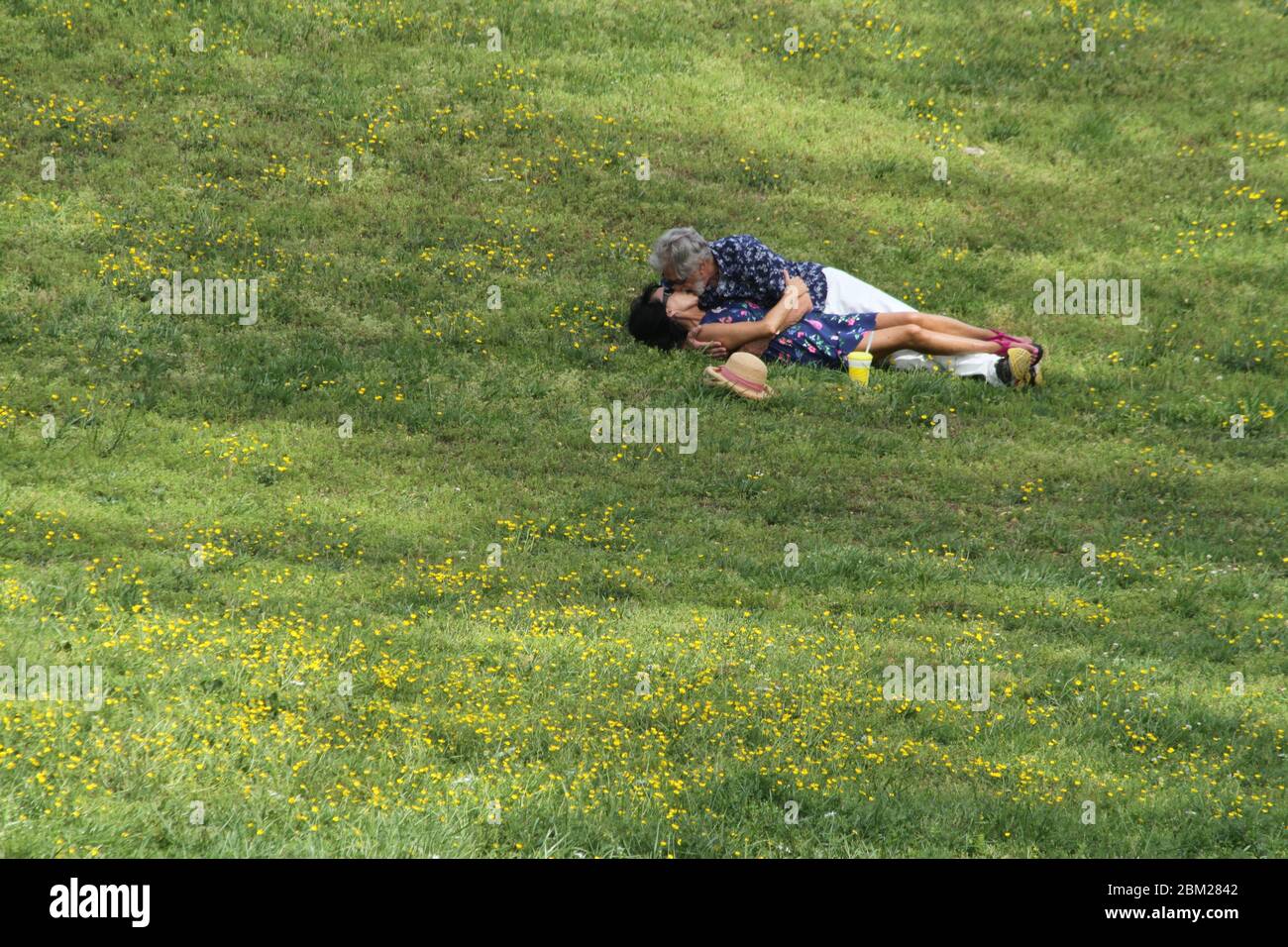 Ältere Mann und Frau küssen in der Öffentlichkeit Stockfoto