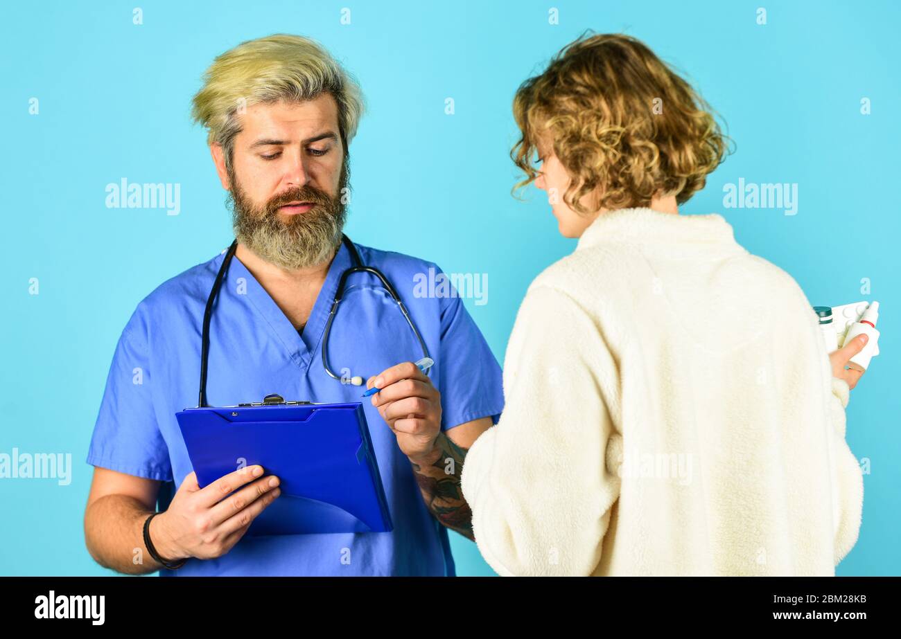 Bitte helft mir. Arzt und Patient diskutieren Behandlung. Beratung über die Diagnose der Krankheit. Arzt und Patient treffen im Krankenhaus. Healthcare-Profis. Gesundheitswesen und Medizin. Stockfoto