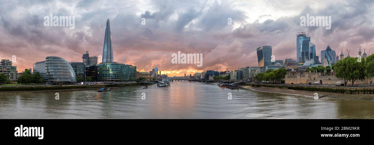 Panoramablick auf die Skyline von London bei Sonnenuntergang Stockfoto