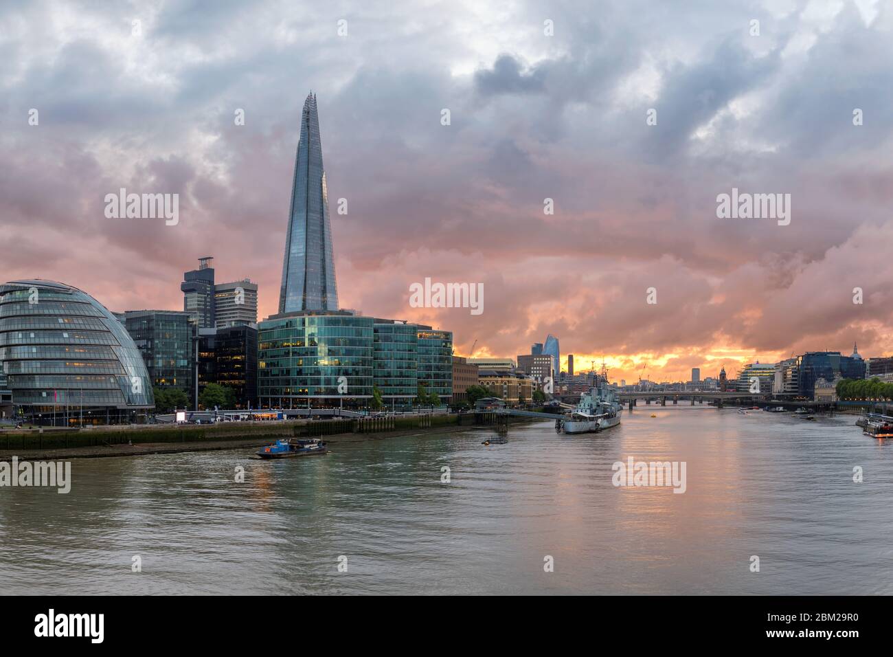 Londoner Skyline bei Sonnenuntergang Stockfoto