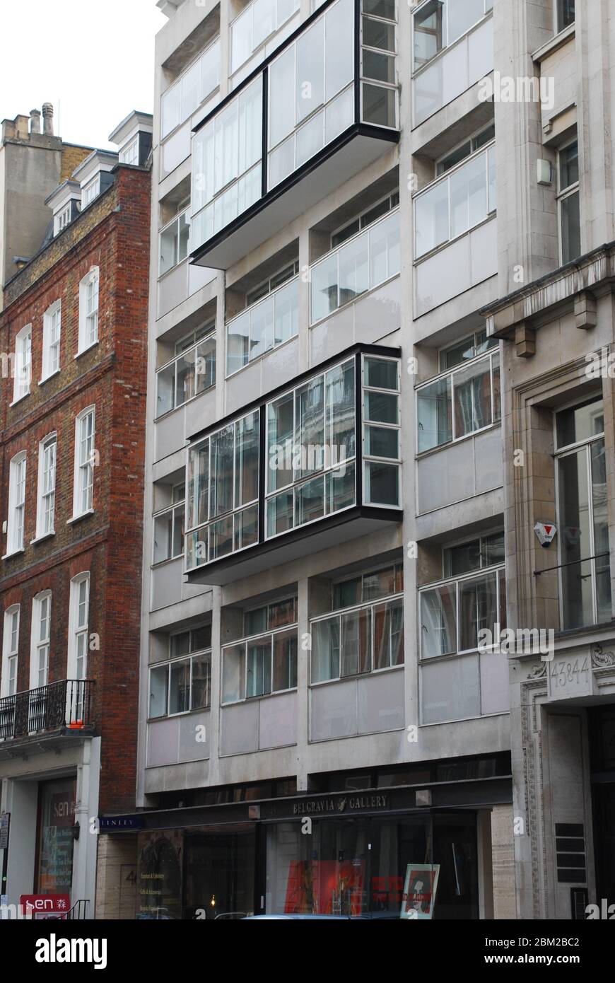 Moderne Glasarchitektur mit goldenem Querschnitt 45 & 46 Albemarle Street, London, W1S 4HQ von Erno Goldfinger Refurbishment Squire & Partners Stockfoto